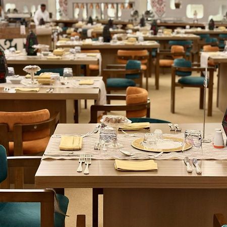 The Venue Jeddah Corniche Hotel Luaran gambar The dining room at the Emirates Lounge at Dubai International Airport